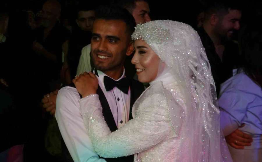 Kundakçı Komşu Yüzünden Yarım Kalan Düğün İmece Usulü Yapıldı