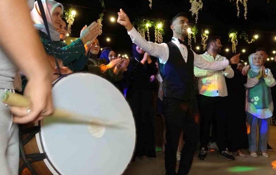 Kundakçı Komşu Yüzünden Yarım Kalan Düğün İmece Usulü Yapıldı