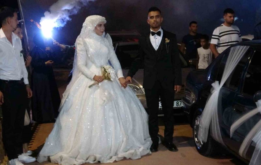 Kundakçı Komşu Yüzünden Yarım Kalan Düğün İmece Usulü Yapıldı