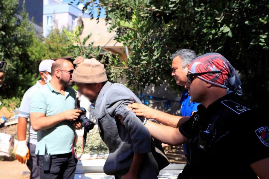 Çöp Eve Temizliğe Gelen Belediye Ekiplerine Zor Anlar Yaşattı