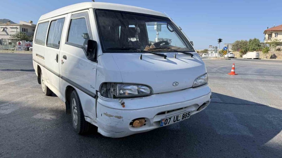 Gazipaşa’da Minibüs İle Motosiklet Çarpıştı: 1 Yaralı