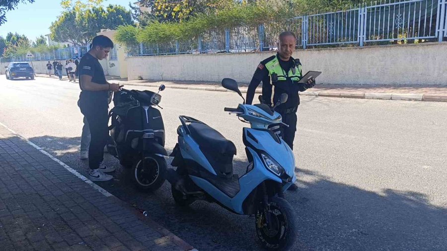 Denetime Takılan Motosikletli Polisin Arkasını Dönmesini Fırsat Bilip ’u’ Dönüşü Yaparak Kaçtı