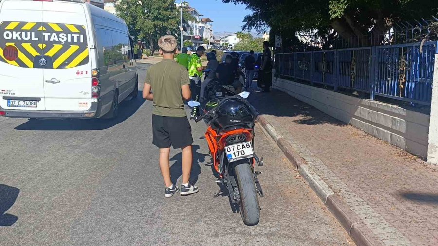 Denetime Takılan Motosikletli Polisin Arkasını Dönmesini Fırsat Bilip ’u’ Dönüşü Yaparak Kaçtı