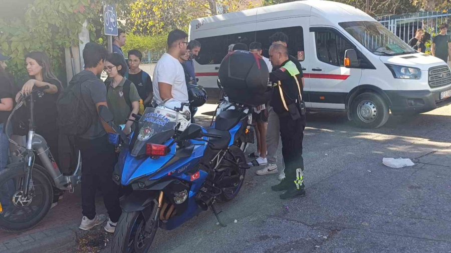 Denetime Takılan Motosikletli Polisin Arkasını Dönmesini Fırsat Bilip ’u’ Dönüşü Yaparak Kaçtı