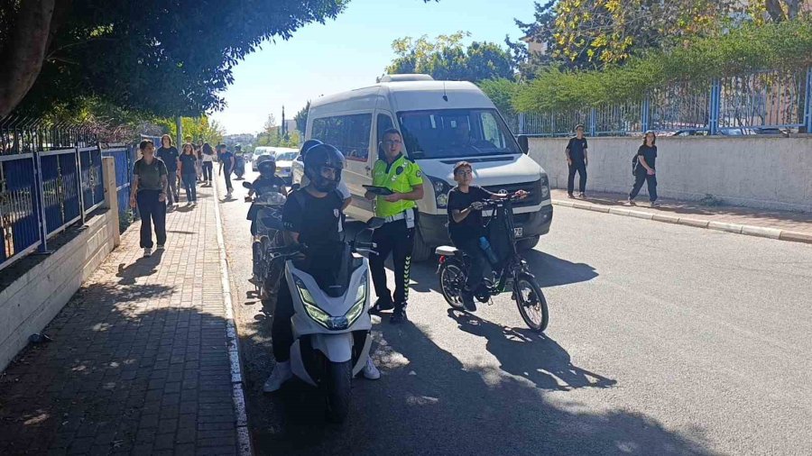 Denetime Takılan Motosikletli Polisin Arkasını Dönmesini Fırsat Bilip ’u’ Dönüşü Yaparak Kaçtı