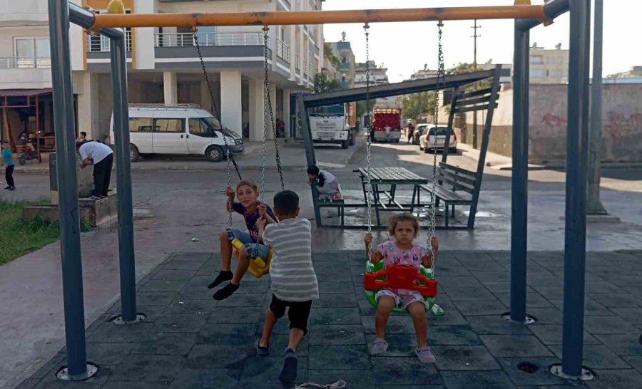 Mersin’de Çocuk Oyun Parklarının Eksikleri Gideriliyor, Yeşil Alanlara Bakım Yapılıyor
