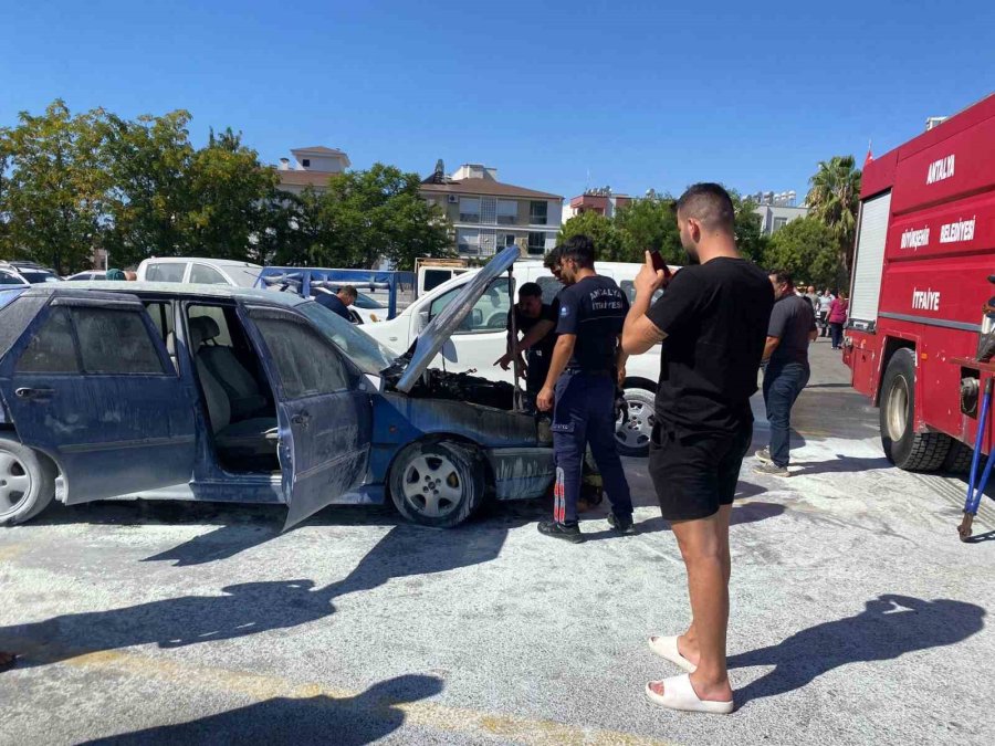 Hastane Otoparkında Park Halindeki Otomobil Yanarak Kullanılamaz Hale Geldi