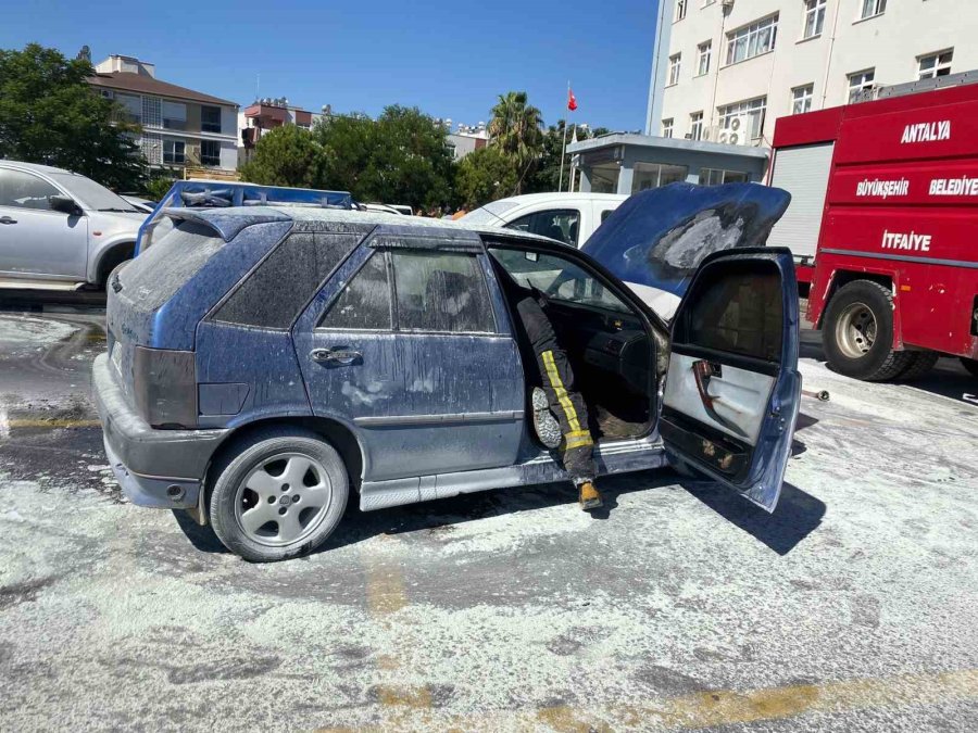 Hastane Otoparkında Park Halindeki Otomobil Yanarak Kullanılamaz Hale Geldi
