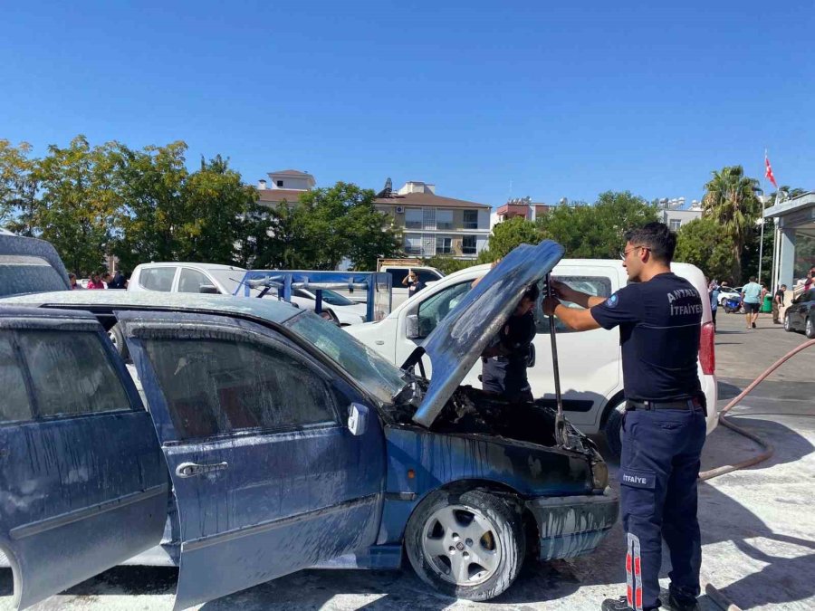 Hastane Otoparkında Park Halindeki Otomobil Yanarak Kullanılamaz Hale Geldi