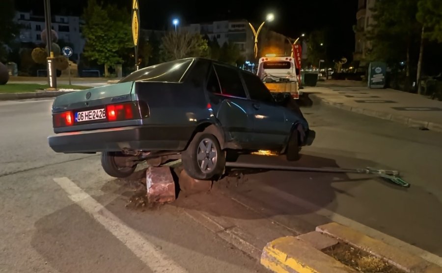 Otomobil Refüje Çıktı, Kazanın Ardından Araçtan İnip Kaçtılar