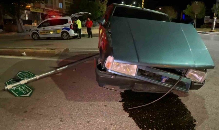 Otomobil Refüje Çıktı, Kazanın Ardından Araçtan İnip Kaçtılar