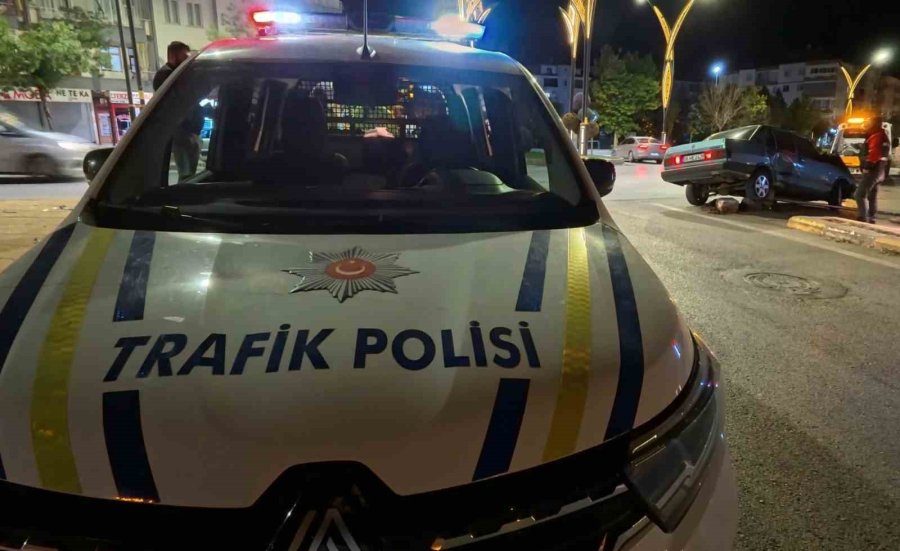 Otomobil Refüje Çıktı, Kazanın Ardından Araçtan İnip Kaçtılar