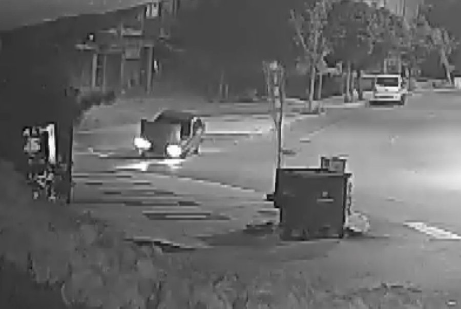 Otomobil Refüje Çıktı, Kazanın Ardından Araçtan İnip Kaçtılar