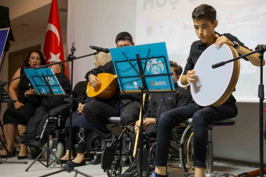 Engelsiz Yürekler, Aşık Veysel’in Türkülerini Yaşatıyor