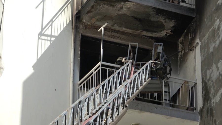 Antalya’da Apartman Dairesinde Yangın: 1 Yaralı