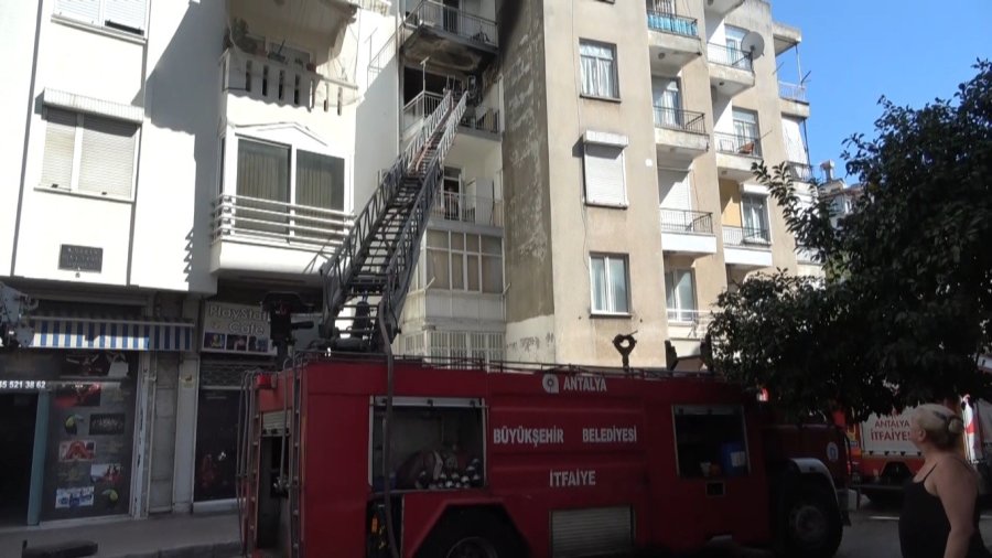 Antalya’da Apartman Dairesinde Yangın: 1 Yaralı