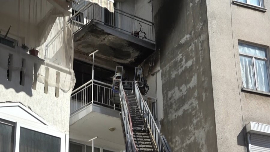 Antalya’da Apartman Dairesinde Yangın: 1 Yaralı