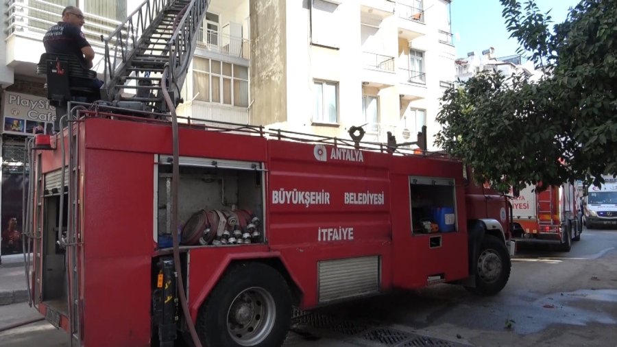 Antalya’da Apartman Dairesinde Yangın: 1 Yaralı
