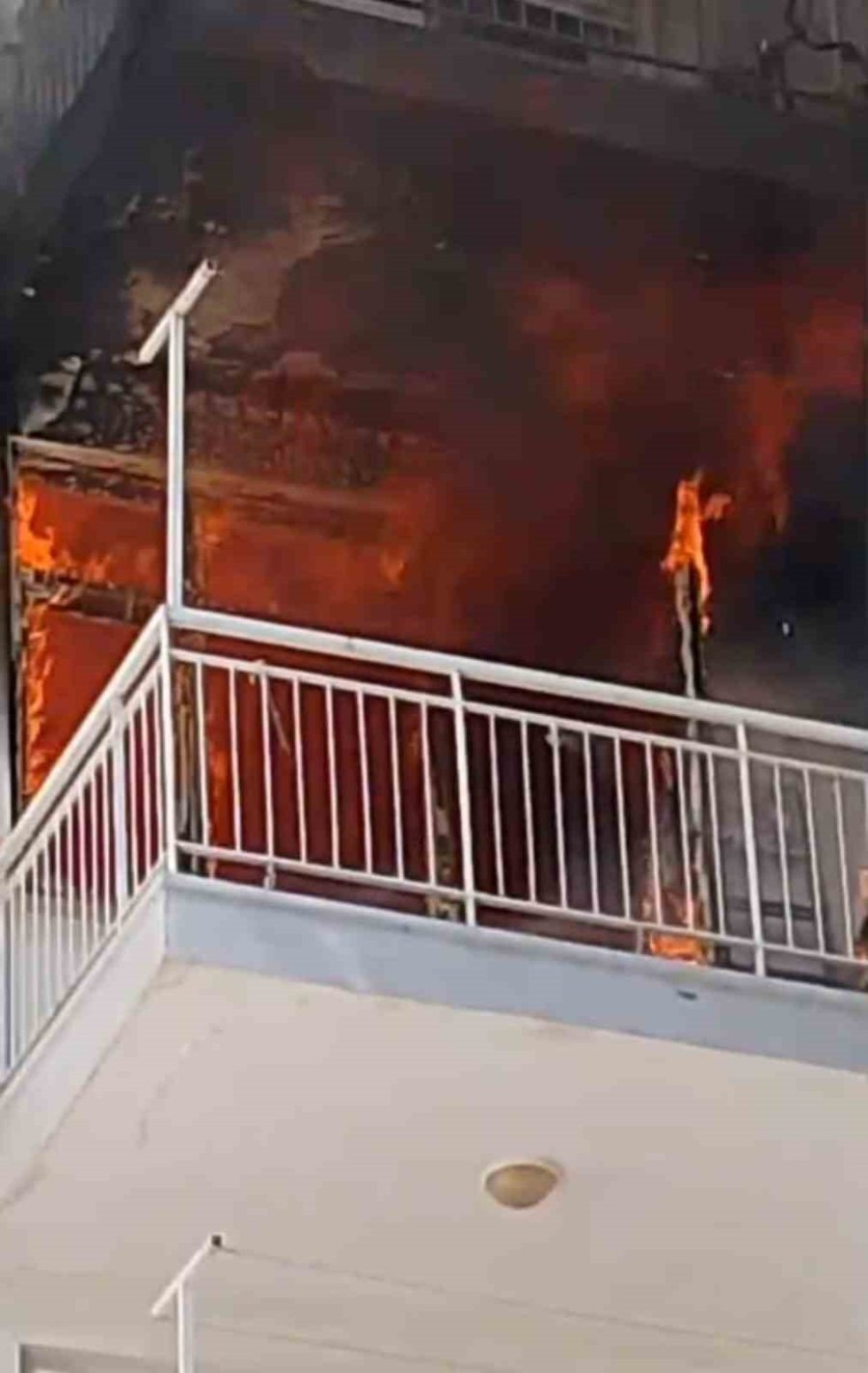 Antalya’da Apartman Dairesinde Yangın: 1 Yaralı