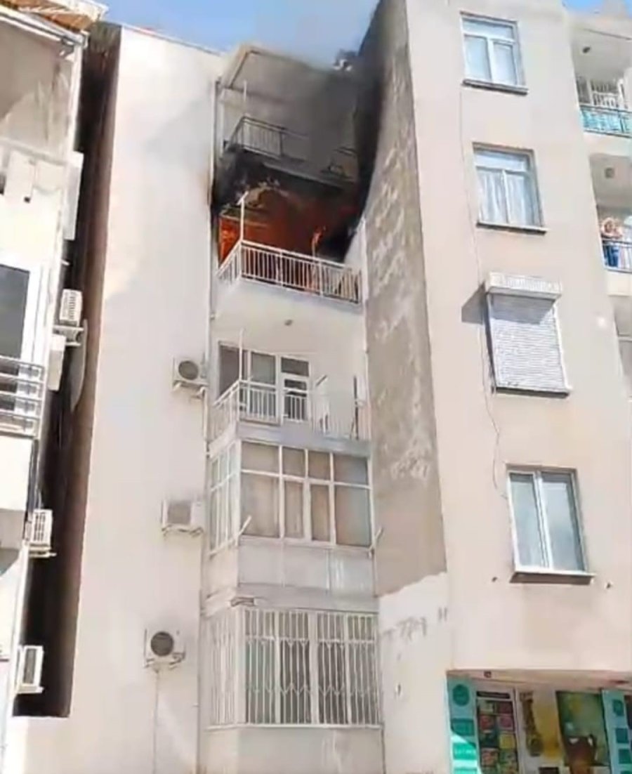 Antalya’da Apartman Dairesinde Yangın: 1 Yaralı