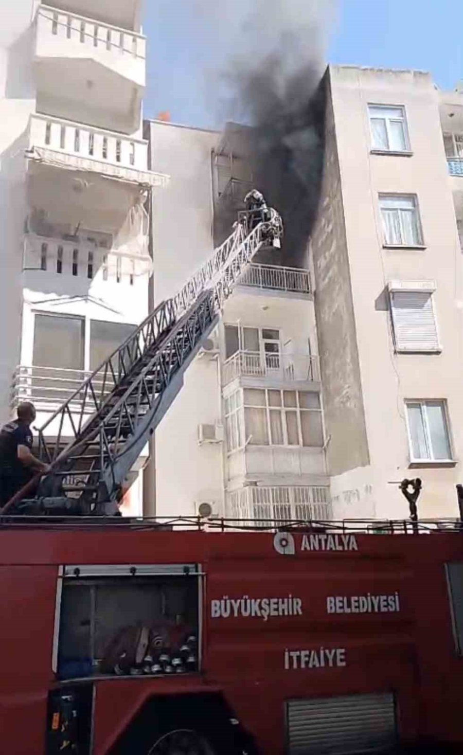 Antalya’da Apartman Dairesinde Yangın: 1 Yaralı