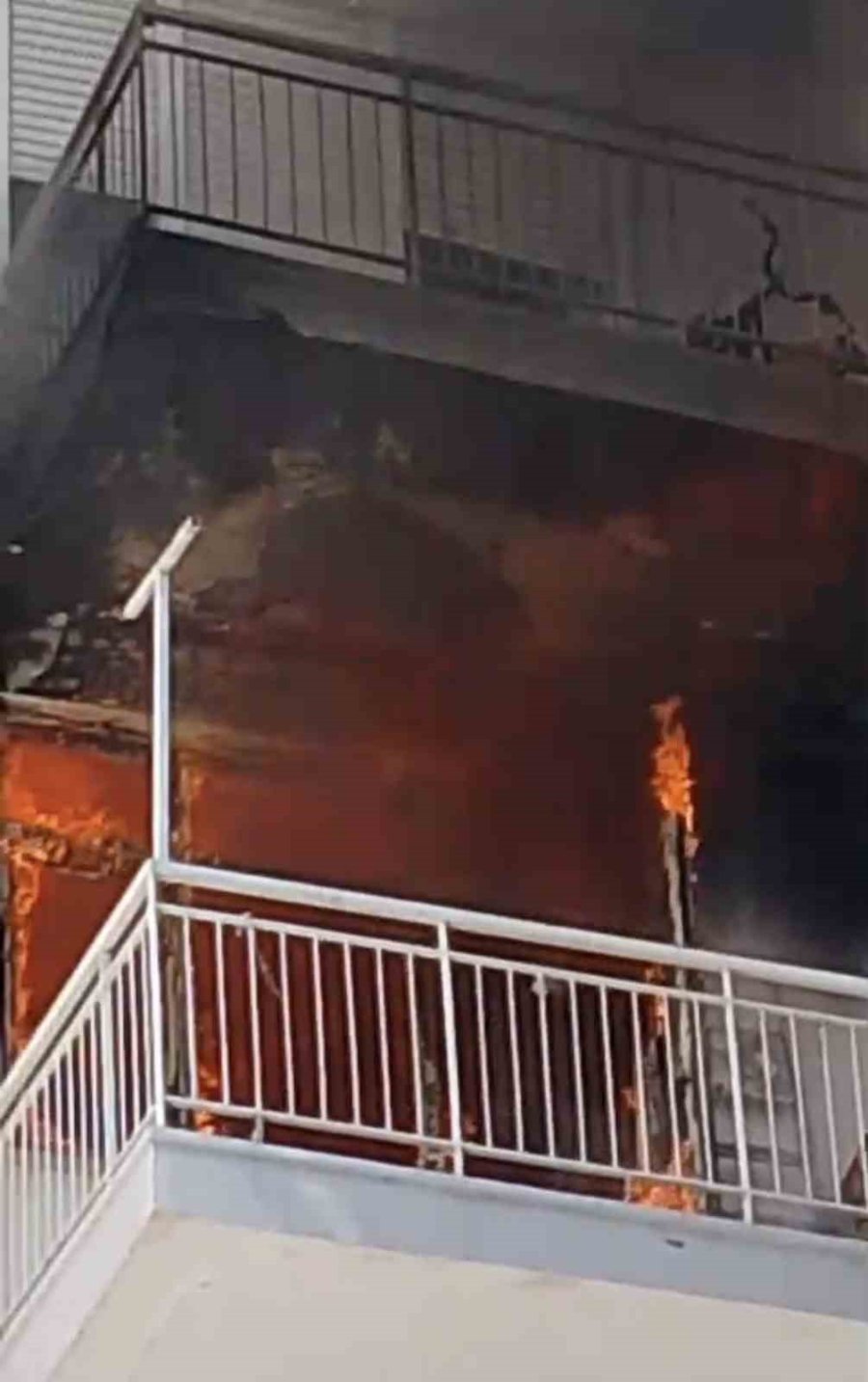 Antalya’da Apartman Dairesinde Yangın: 1 Yaralı