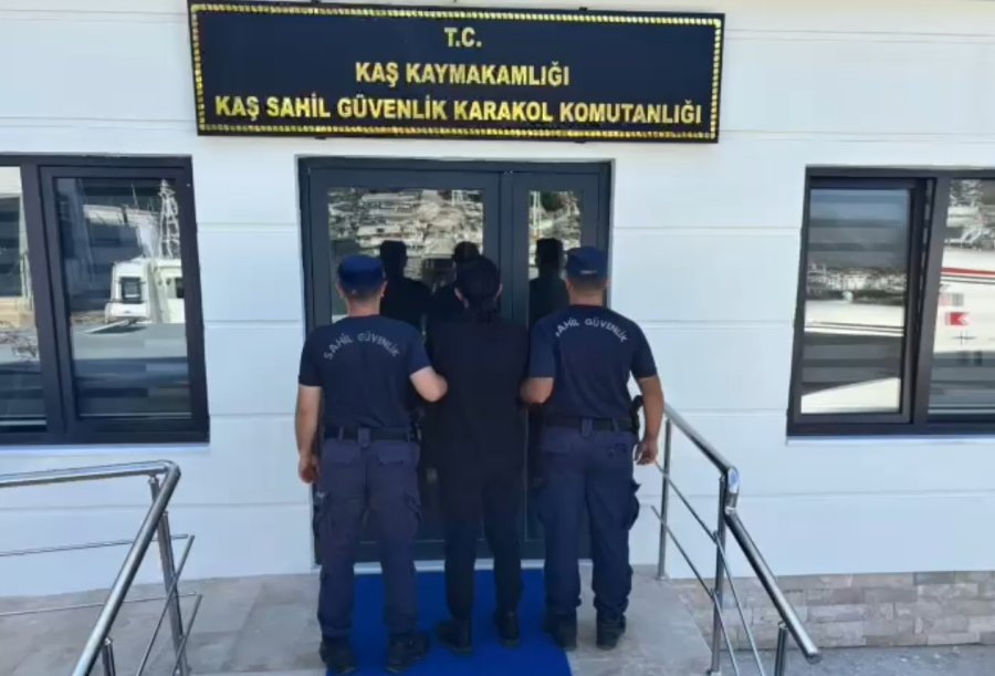 Hapis Cezası İle Aranıyordu, Yunan Adasına Yüzerek Kaçmaya Çalışırken Yakalandı