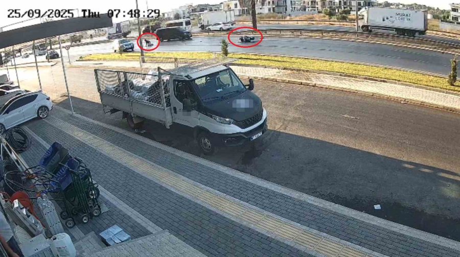 Kaza Yapan Motosikletlinin Araç Altında Kalmaktan Son Anda Kurtuluşu Kamerada