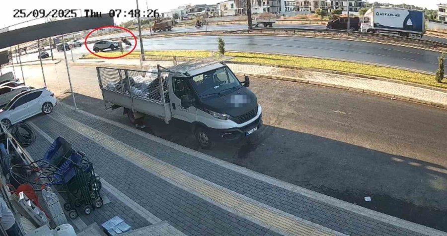 Kaza Yapan Motosikletlinin Araç Altında Kalmaktan Son Anda Kurtuluşu Kamerada