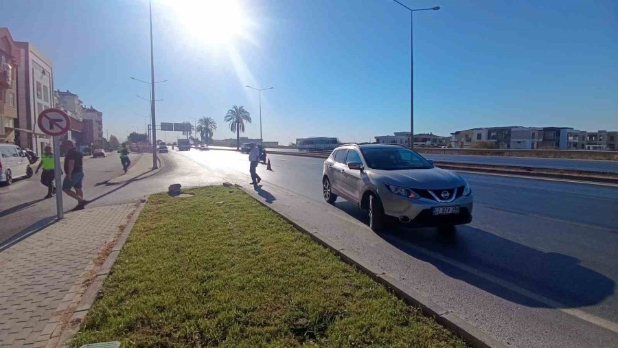 Kaza Yapan Motosikletlinin Araç Altında Kalmaktan Son Anda Kurtuluşu Kamerada