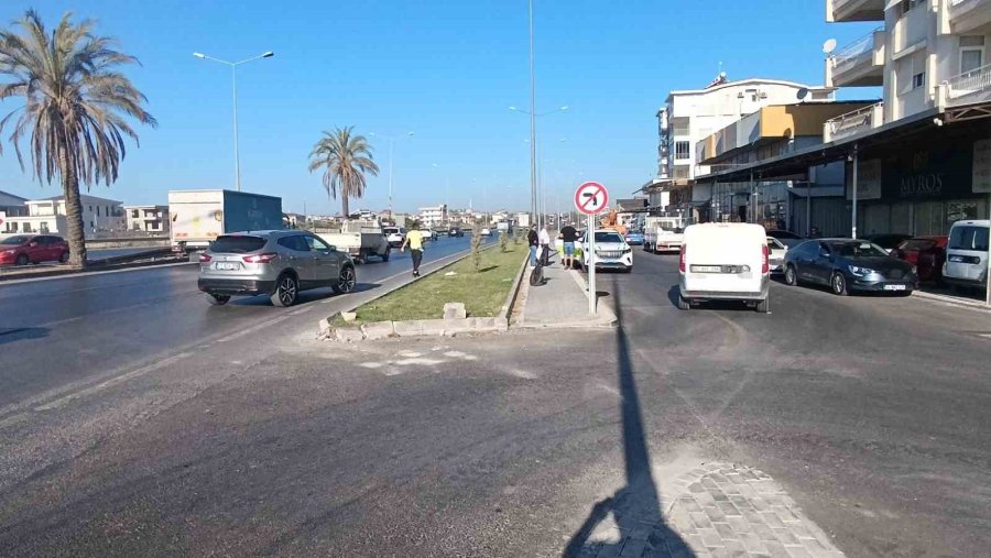 Kaza Yapan Motosikletlinin Araç Altında Kalmaktan Son Anda Kurtuluşu Kamerada