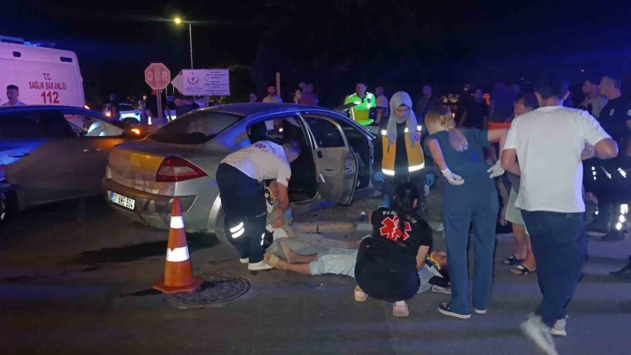 Ortalık Savaş Alanına Döndü, 2 Araçtaki 6 Kişi Yaralandı