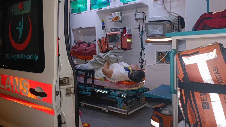 Ortalık Savaş Alanına Döndü, 2 Araçtaki 6 Kişi Yaralandı