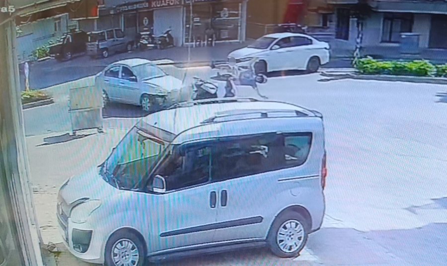 Otomobille Çarpışan Motosikletli Metrelerce Savruldu: O Anlar Kamerada