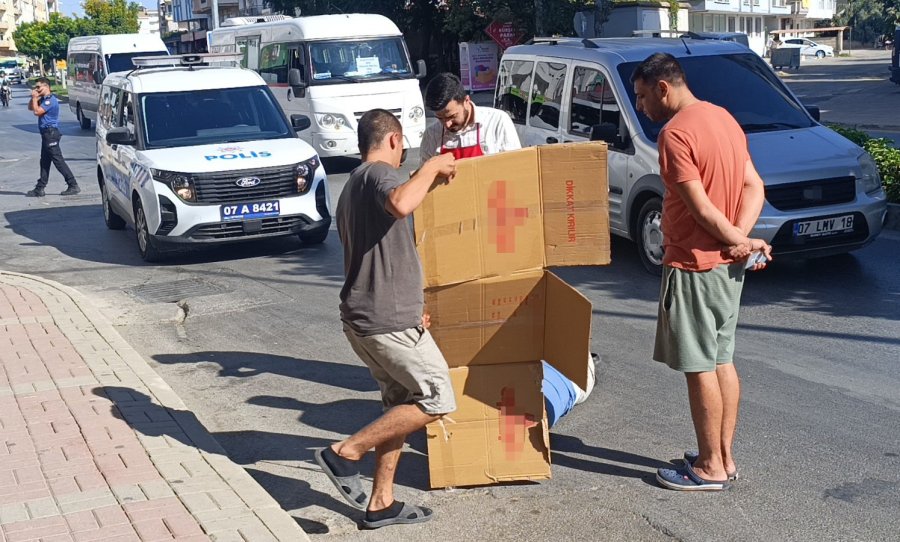 Otomobille Çarpışan Motosikletli Metrelerce Savruldu: O Anlar Kamerada