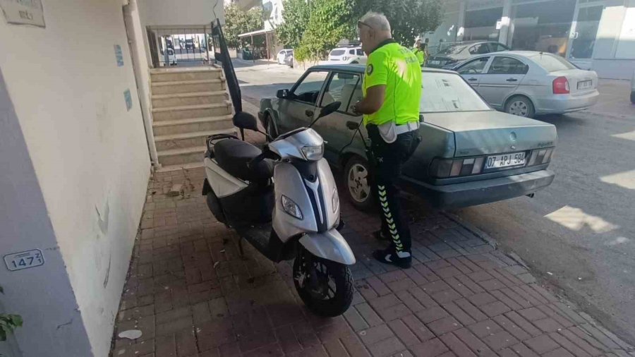 Otomobille Çarpışan Motosikletli Metrelerce Savruldu: O Anlar Kamerada