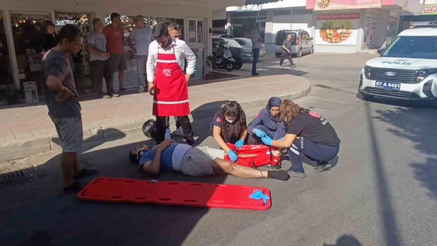 Otomobille Çarpışan Motosikletli Metrelerce Savruldu: O Anlar Kamerada