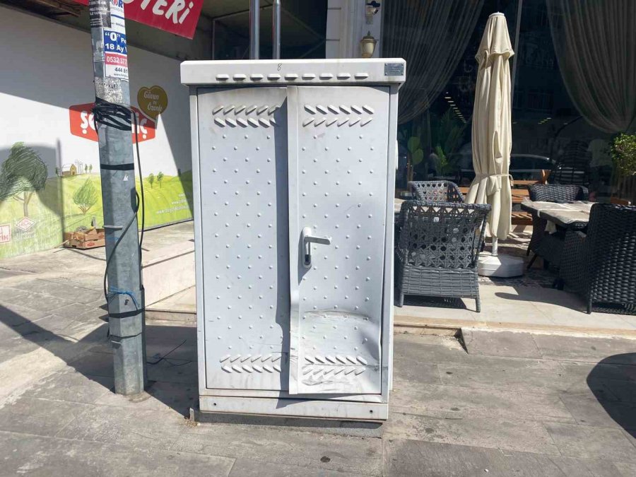 Antalya’da Dikkatsiz Sürücünün Kaza Anı Kamerada