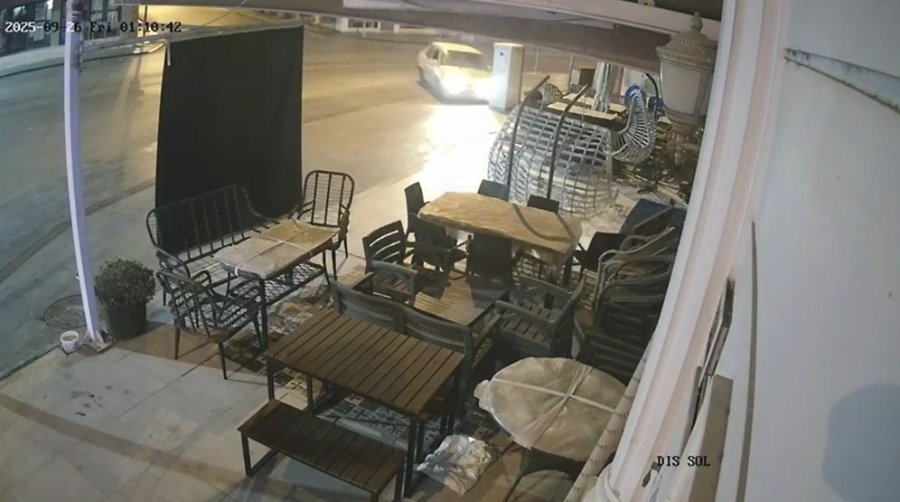 Antalya’da Dikkatsiz Sürücünün Kaza Anı Kamerada