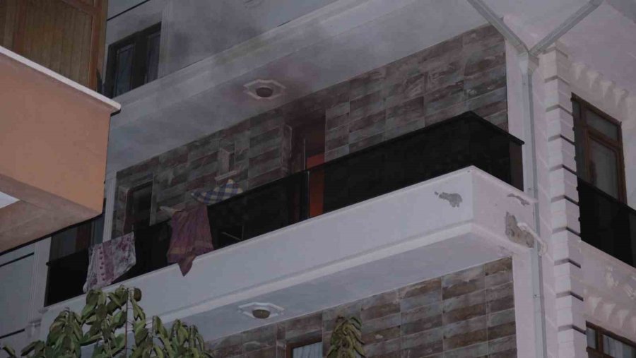 Karaman’da 3 Katlı Binada Çıkan Yangın Korkuttu