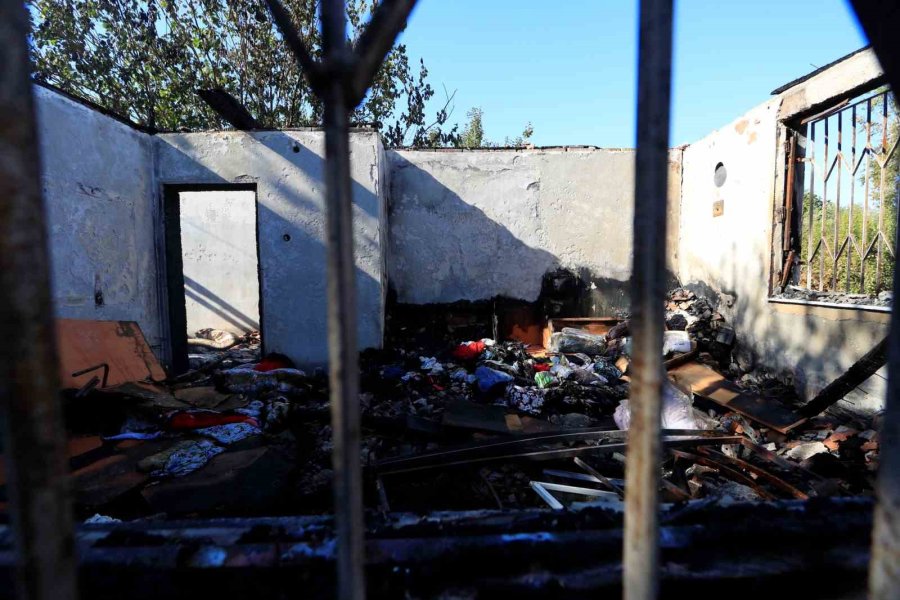 Evi Küle Döndü, Çaresizlik İçinde İzledi: "gözümün Önünde 10 Dakikada Çöktü, Televizyon İzler Gibi İzledim"