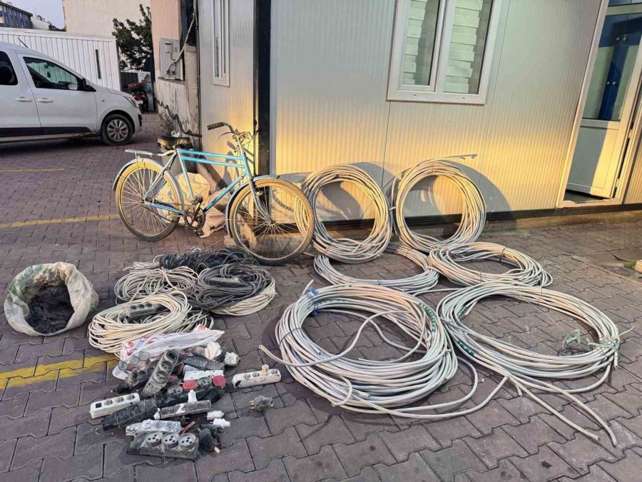 Çaldığı Bisikletle Kablo Çalan Zanlı Kamerada