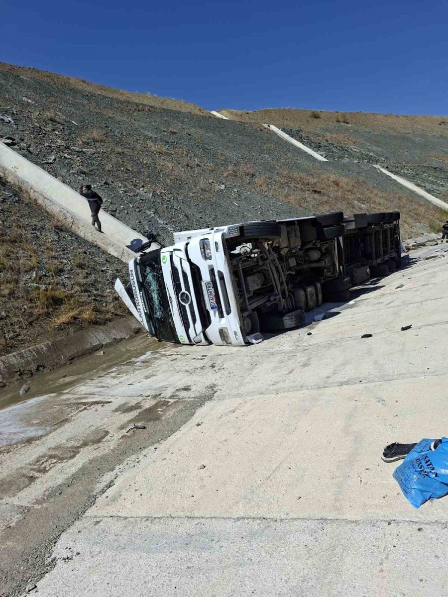 Konya’da Devrilen Tırdaki 147 Küçükbaş Hayvan Telef Oldu