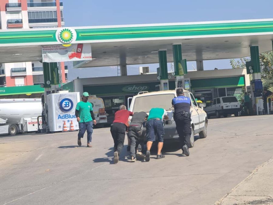 Yakıtı Biten Otomobili Polis Ve Vatandaşlar İterek Akaryakıt İstasyonuna Götürdü
