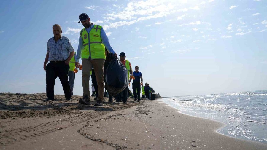 Tarsus Plajı’ndan Bir Ton Atık Toplandı