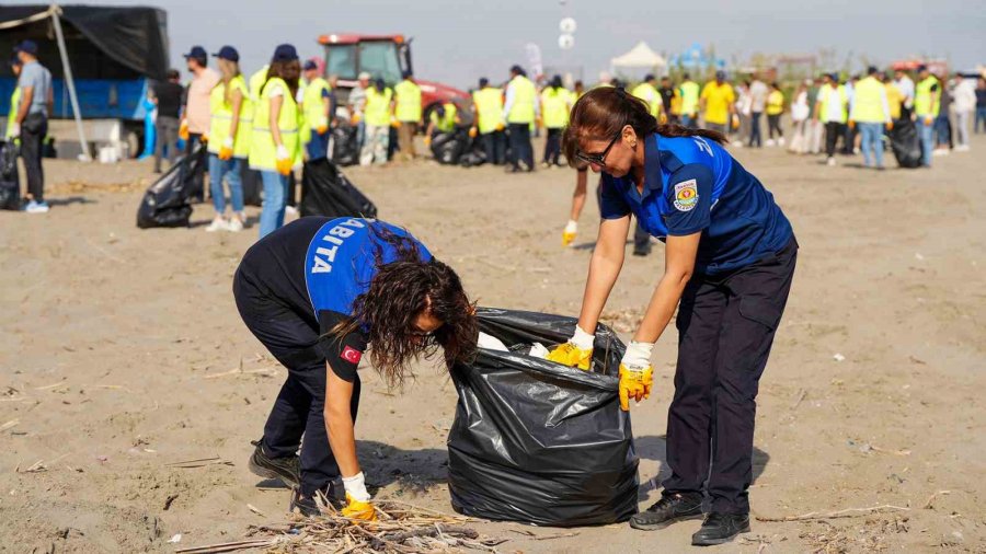 Tarsus Plajı’ndan Bir Ton Atık Toplandı