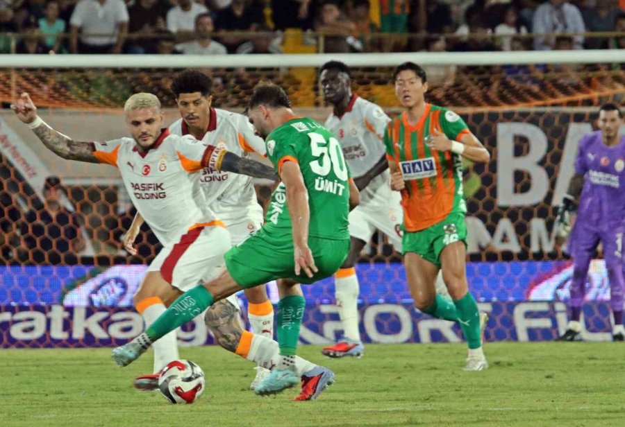 Trendyol Süper Lig: Corendon Alanyaspor: 0 - Galatasaray: 1 (ilk Yarı)