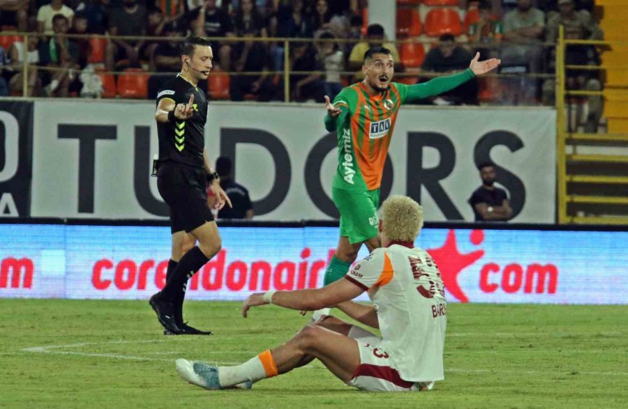 Trendyol Süper Lig: Corendon Alanyaspor: 0 - Galatasaray: 1 (ilk Yarı)
