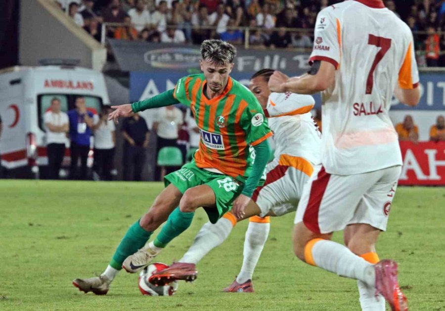 Trendyol Süper Lig: Corendon Alanyaspor: 0 - Galatasaray: 1 (ilk Yarı)