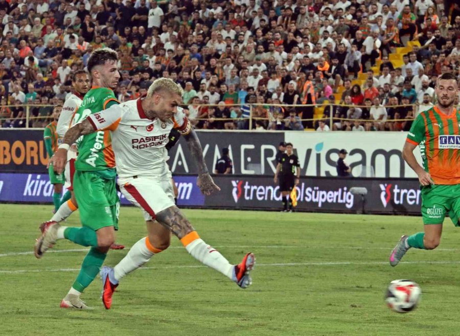 Trendyol Süper Lig: Corendon Alanyaspor: 0 - Galatasaray: 1 (ilk Yarı)